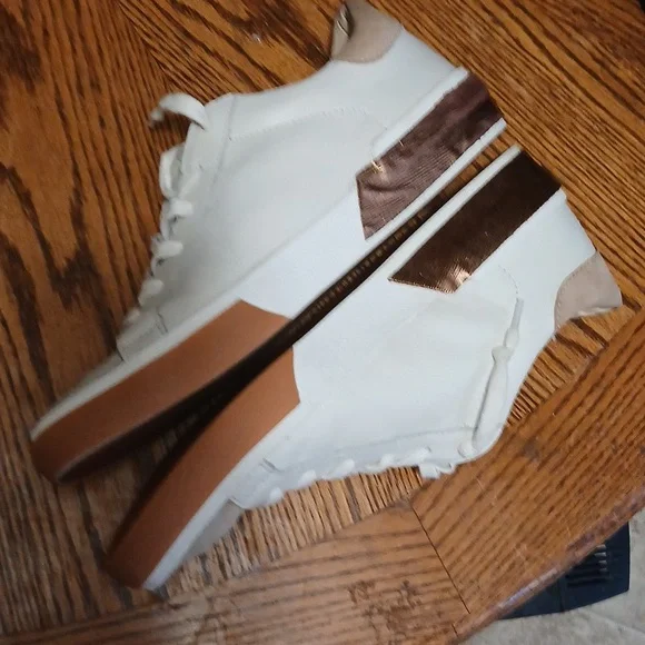 Dolce VITA WHITE LEATHER W BEIGE SUEDE Sneakers. Women's 8.5. New - Picture 7 of 12